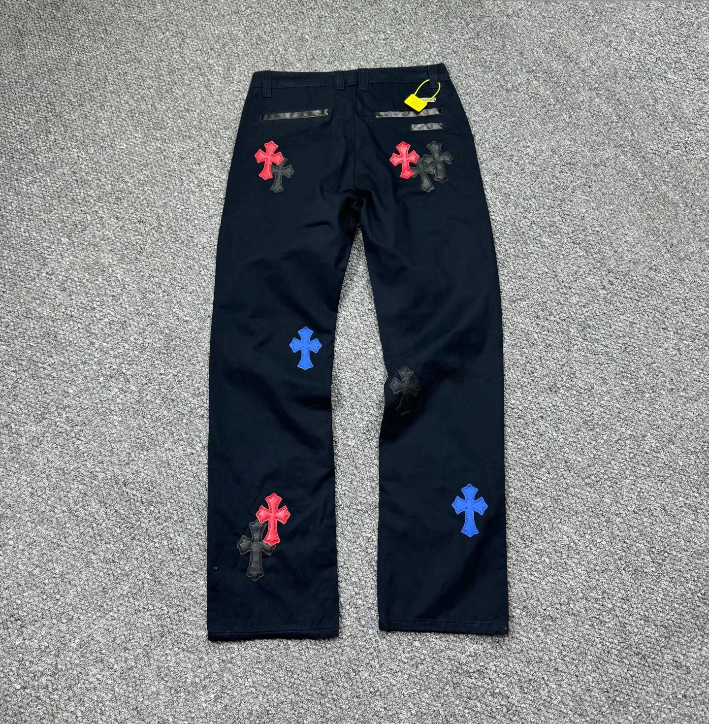 P260 model number: H852 ChromeHearts & ChromeHearts Black Basket Casual Pants Jeans Original hardware accessories washed and other hanging tags, QR code analysis is from the original factory, high degree of restoration, you are welcome to compare with a certain product ~ Three-dimensional version Loose and comfortable, not picky about body shape Make you taller and slimmer Seiko factory Original quality control Same style for men and women Can be matched with couples Versatile recommendation Necessary jeans for all seasons Hipsters have been disappointed From the quality selection of fabrics, the tailoring of details, and the matching of patterns, everything is impeccable! The upper body is so handsome when worn...it can be easily worn by men, women and children! The craftsmanship is made of heavy-duty washed pure cotton denim fabric. After washing, it is soft and thick. It is very stylish when worn on the body. Size: 28, 30, 32, 34, 36 (S-XXL) Color: Navy Blue